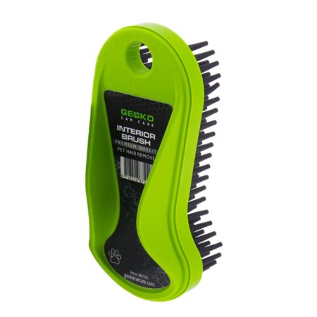 Gecko Pet Hair Remover in gebruik om dierenharen van meubels te verwijderen.